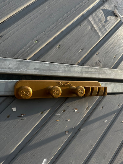 Uchwyt magnetyczny WhipEase 3+3 Hook zamocowany na metalowych drzwiach stajni
