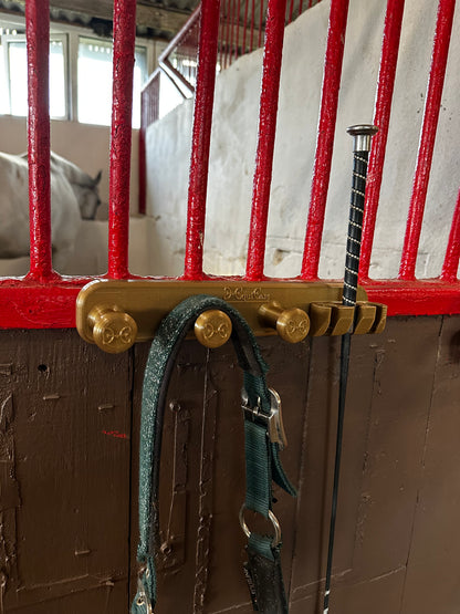 Magnetyczny wieszak do stajni WhipEase 3+3 Hook zamontowany na boksie konia
